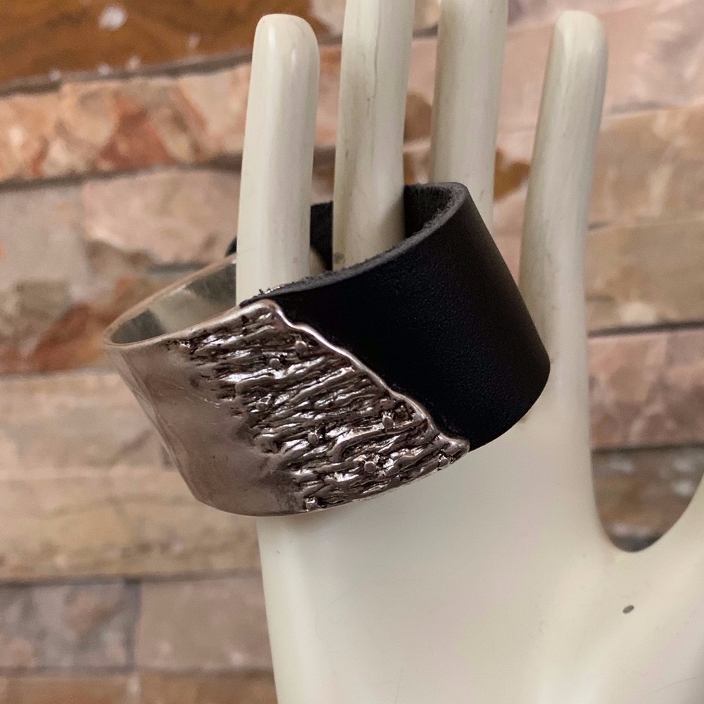 Beautiful Silver and Black Leather Bracelet